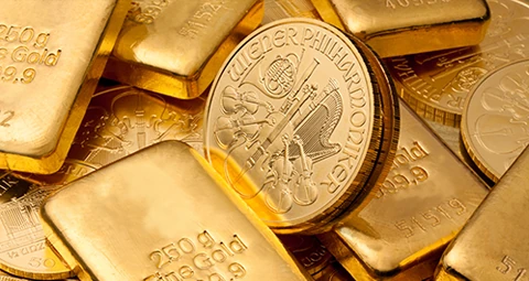 Monedas de oro y lingotes de oro fino