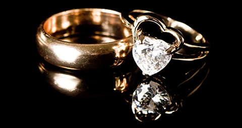 un anillo de oro y brillantes y una alianza de oro