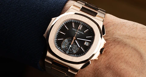 Hombre luciendo reloj Patek Philippe Nautilus