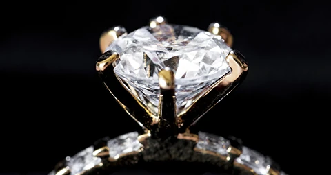 Anillo solitario de oro y diamante con diamantes pequeño engarzados