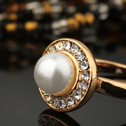 Anillo de oro con perla y diamantes
