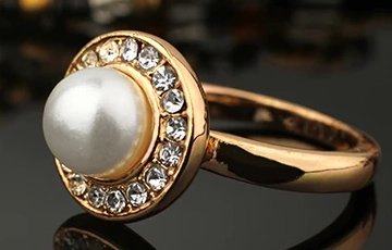 Anillo de oro con perla y diamantes